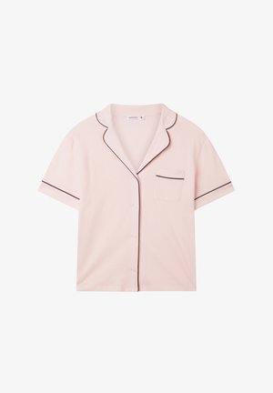 Top da pigiama rosa a maniche corte realizzato in tessuto morbido, con colletto a punta, piping marrone e una tasca frontale con bordo decorativo.