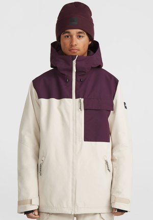 Weißer und lila Reißverschlussjacke mit Kapuze; verfügt über eine Brusttasche, seitliche Reißverschlusstaschen und eine strukturierte dunkelviolette Mütze.