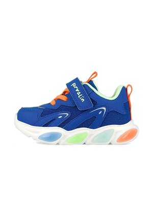 Zapatilla infantil azul con cordones y detalles naranjas, forro verde, tirador de Velcro y suela blanca que presenta secciones transparentes en azul, verde y naranja.