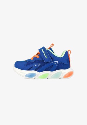 Zapatilla infantil azul con cordones y detalles naranjas, forro verde, tirador de Velcro y suela blanca que presenta secciones transparentes en azul, verde y naranja.