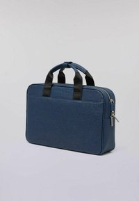 Tmavě modrá taška na laptop s texturovaným povrchem, dvojitými černými rukojeťmi, zipovým uzávěrem a elegantním obdélníkovým designem.