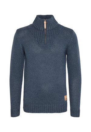 Granatowy sweter z dzianiny z prążkowanym wysokim kołnierzem i półzamkiem, długimi rękawami oraz małą skórzaną naszywką z logo na dolnym brzegu.