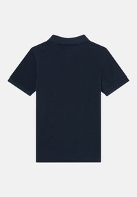 Marineblaues Poloshirt mit weichem Stoff, kurzen Ärmeln und klassischem Kragen. Schlichtes Design ohne sichtbare Muster oder Akzente.