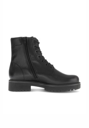 Stivaletto in pelle nera con punta tonda, lacci a contrasto, cerniera laterale e suola in gomma testurizzata. Finitura liscia e dettagli minimal.