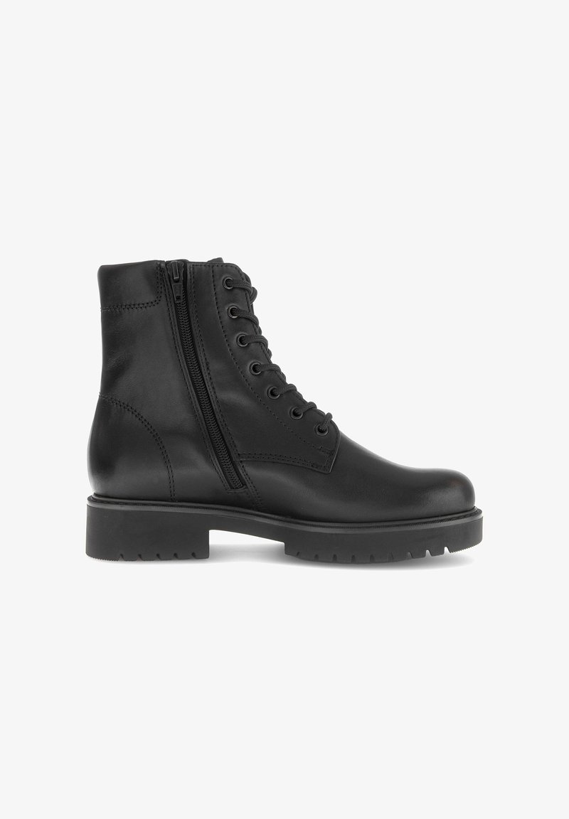Stivaletto in pelle nera con punta tonda, lacci a contrasto, cerniera laterale e suola in gomma testurizzata. Finitura liscia e dettagli minimal.