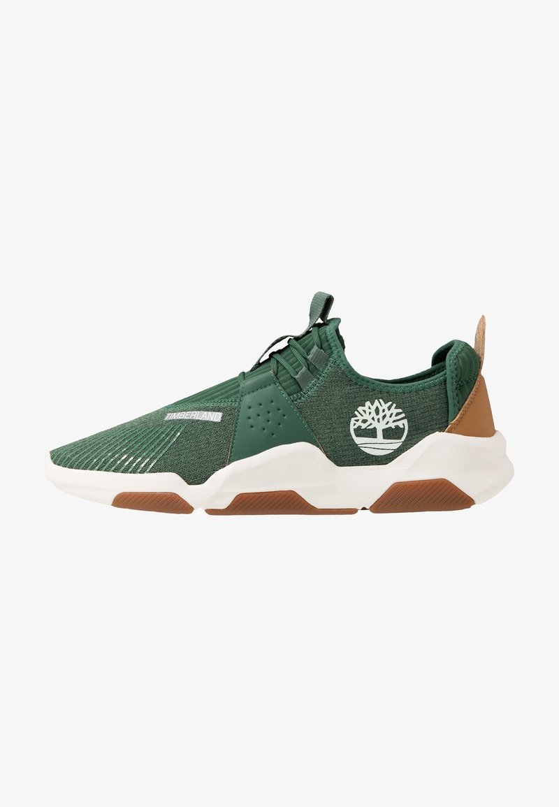 Baskets en textile vert avec semelle blanche, présentant un talon renforcé, des côtés perforés et le logo Timberland. Accent marron au talon.