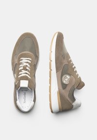 Bruna sneakers i mocka och mesh med vita detaljer, snörning, vadderad krage och en logotyp på sidan. Gummisula med texturerat mönster.