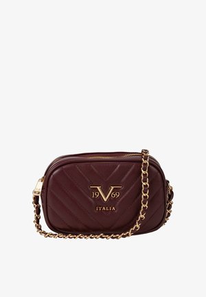 Kleine dunkelbraune gesteppte Leder-Crossbody-Tasche mit goldener Kette und goldfarbenem "19 V 69 ITALIA" Logo vorne.