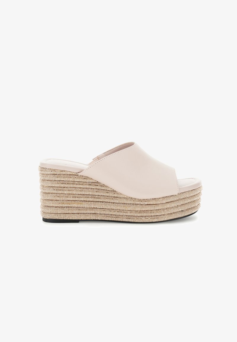 Sandales à talon compensé ouvertes à l'avant en cuir lisse couleur beige avec une semelle extérieure en jute tissé texturé, présentées dans un design empilé pour une hauteur rehaussée.