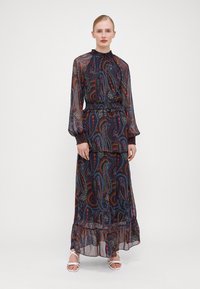 Μακρύ ναυτικό φόρεμα maxi με paisley σχέδιο, με συγκεντρωμένο υψηλό λαιμό και μακριά μανίκια, που διαθέτει στρωτές ρίγες στο τελείωμα και πολύχρωμα μοτίβα.