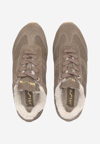 Baskets en daim marron avec une texture lisse, dotées d'un design à lacets, d'une doublure intérieure en fourrure et de détails de couture décoratifs.