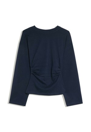 Chemise bleu marine à manches longues avec encolure ronde et détail de tissu froncé à la taille sur fond blanc uni.