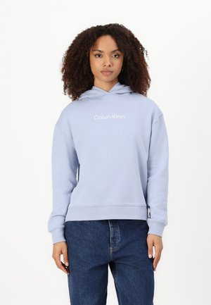 Felpa con cappuccio azzurro chiaro, dotata di tasca frontale a marsupio, polsini a costine e logo "Calvin Klein" bianco sul petto. Tessuto morbido.