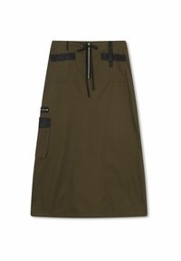 Falda verde oliva con bolsillos laterales de acento negro, cintura con cordón, bolsillos estilo cargo y una textura de tela suave.