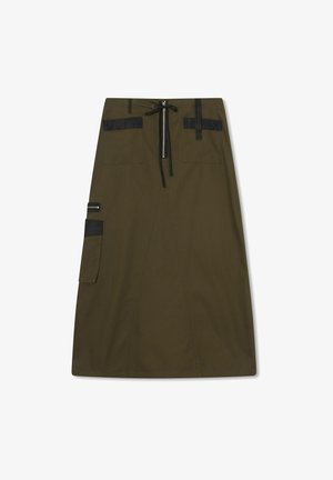 Fustă verde măsliniu cu buzunare laterale accentuate în negru, talie cu șnur, buzunare laterale de tip cargo și o textură de material neted.