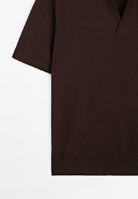 Mørkebrun kortærmet V-hals t-shirt med et tekstureret stof og ribbet kant, der fremhæver et minimalistisk design uden yderligere pyntegænget.