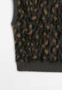 Tissu en maille noire et brune avec un motif léopard et un ourlet côtelé.