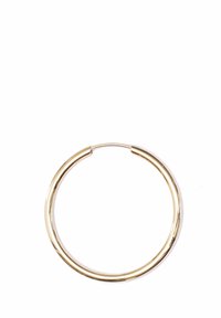 Goldene Creole mit einer glatten, polierten Oberfläche. Rundes Design mit einem dünnen, einheitlichen Muster und einem kleinen Verschlussmechanismus.