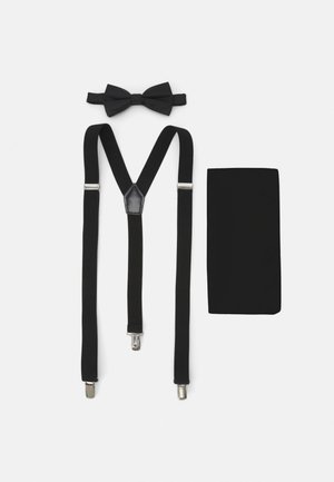 Suspensórios pretos com alças ajustáveis, clipes de metal prateado, gravata borboleta preta e um lenço de bolso preto combinando. Textura suave, cor uniforme.