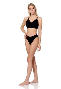 Ensemble de lingerie noire comprenant un bralette avec bordure en dentelle et une culotte taille haute assortie, tous deux en tissu lisse et extensible.
