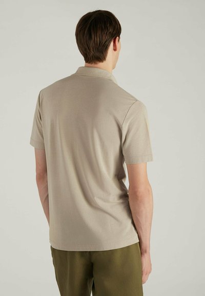 Korte mouwen, beige katoenen polo shirt, achteraanzicht, met een klassieke kraag en strakke lijnen, met een relaxte pasvorm en een zachte textuur.
