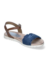 Sandale en denim bleu avec une sangle de cheville ajustable marron. Présente un bord effiloché et une semelle intérieure beige clair texturée sur une semelle blanche.