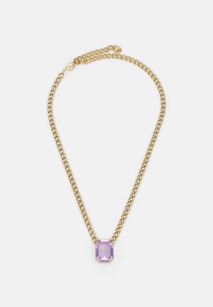 Zlatý náhrdelník s pendantom v smaragdovom strihu z levanduľového kameňa, s textúrovaným povrchom a nastaviteľným zapínaním pre prispôsobenie veľkosti.