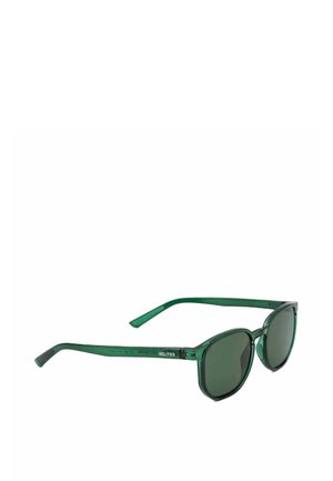 Gafas de sol con montura translúcida verde y lentes oscuras inclinadas para mostrar vista lateral y frontal sobre fondo blanco.
