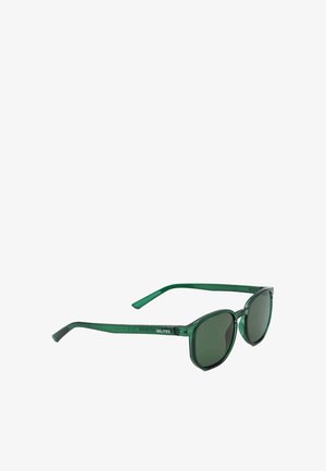 Gafas de sol con montura translúcida verde y lentes oscuras inclinadas para mostrar vista lateral y frontal sobre fondo blanco.