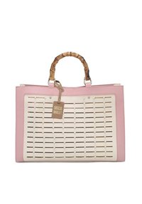 Grande borsa tote con rifiniture in pelle rosa e esterno intrecciato bianco. Presenta un manico in bambù e un'etichetta con la scritta "MICA MALE!"