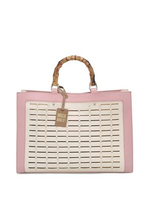 Grande borsa tote con rifiniture in pelle rosa e esterno intrecciato bianco. Presenta un manico in bambù e un'etichetta con la scritta "MICA MALE!"