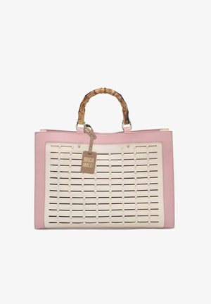 Stor tote bag med pink lædertrim og vævet hvidt ydre. Har et bambushåndtag og et mærke med teksten "MICA MALE!"