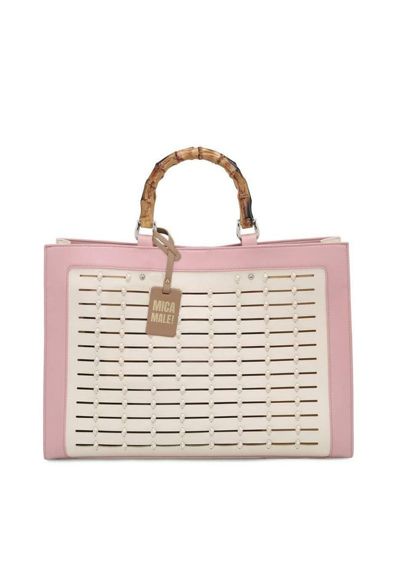 Grande borsa tote con rifiniture in pelle rosa e esterno intrecciato bianco. Presenta un manico in bambù e un'etichetta con la scritta "MICA MALE!"