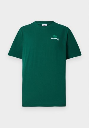 Tmavě zelené tričko s krátkým rukávem s malým zeleným logem Adidas trefoil a bílým textem na levé horní části hrudi.