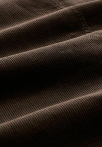 Tessuto di cotone a coste marrone, caratterizzato da una texture a coste verticali con una finitura morbida. Il materiale presenta sottili variazioni di tonalità.