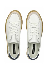 Sneaker in pelle bianca con punta in camoscio beige, lacci bianchi piatti e suola in gomma color nocciola; accentuazione blu sul tallone.