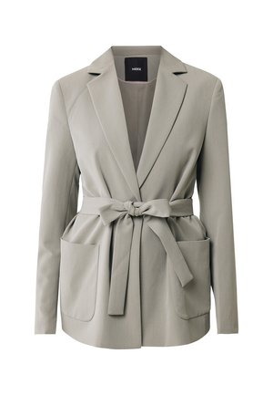 Lys grå blazer med bælte i taljen, to forlommer, spidse revers og lange ærmer; lavet af glat stof.