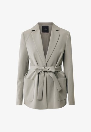 Jasnoszary marynarka z wiązaniem w talii, dwoma przednimi kieszeniami, klapami i długimi rękawami; wykonana z gładkiego materiału.