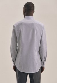 Langarmshirt in lichtblauw en witte verticale strepen, gemaakt van gladde stof. Beschikt over een klassieke kraag en met knopen sluitende manchetten.