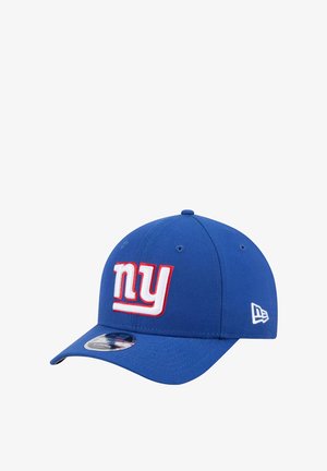 Casquette de baseball bleue avec une visière plate, ornée de "ny" brodé en blanc et rouge. Elle possède une texture de tissu lisse et un logo d'accent sur le côté.