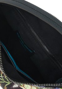 Borsetta nera con zip, realizzata con un esterno sintetico e una finitura testurizzata, che rivela un interno foderato in tessuto blu e un'etichetta del marchio.