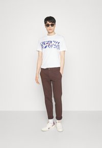 Pier One Chino hlače - dark brown