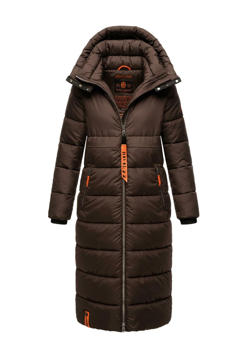 Bruine gevoerde winterjas met een capuchon, voorzien van een volledige rits, oranje accenten en zijzakken. Gemaakt van glad, gevoerd materiaal.
