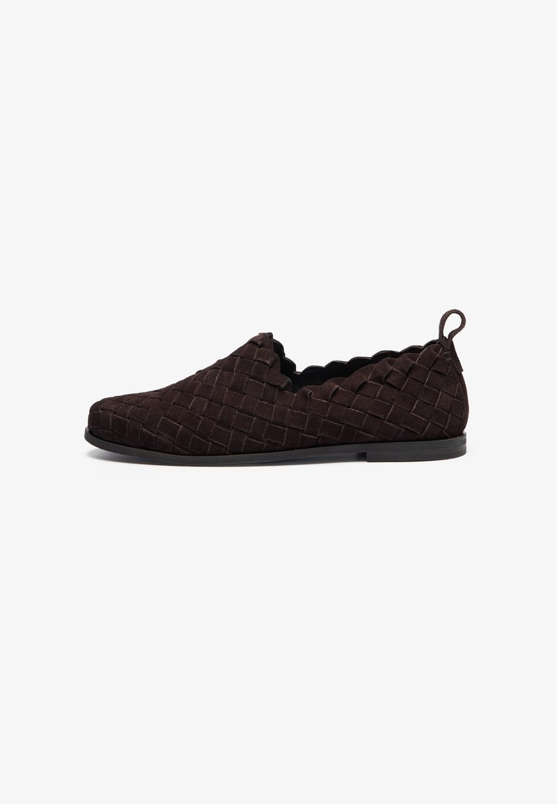 Braunes Wildleder-Slipper mit einer gewebten Textur, geschwungenen Kanten und einem kleinen Zugtab am Fersenbereich. Flache Gummisohle.