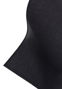 Czarna tkanina o gładkiej fakturze, z miękkim spadkiem i delikatnym połyskiem, złożona w taki sposób, aby ukazać zaokrąglony brzeg. Brak widocznych wzorów lub elementów metalowych.