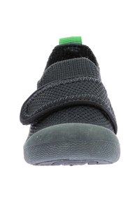 Scarpa nera in tessuto con superficie testurizzata, dotata di una ampia fascia regolabile e un tab verde sul retro per facilitare l'inserimento.