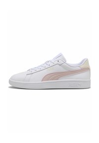 Sneaker bianco realizzato in materiale sintetico con un accento in suede rosa. Presenta lacci piatti, punta arrotondata e una suola in gomma bianca testurizzata.
