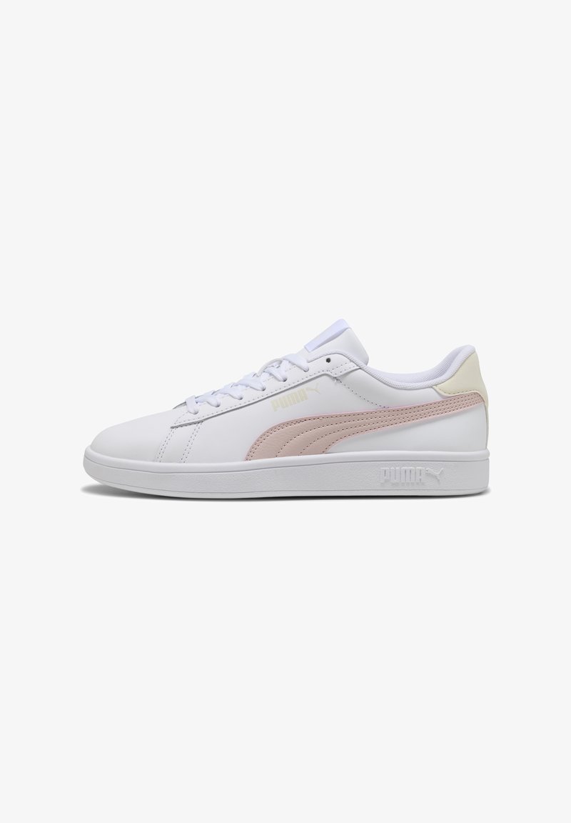 Sneaker bianco realizzato in materiale sintetico con un accento in suede rosa. Presenta lacci piatti, punta arrotondata e una suola in gomma bianca testurizzata.
