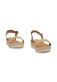 Sandalias de cuero marrón claro con tiras trenzadas, plataforma estilo espadrille y acentos de color marrón claro. Punta redondeada y correa de tobillo ajustable.
