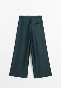 Pantalon large vert foncé avec passants de ceinture et une seule poche arrière passepoilée, étalé à plat sur un fond blanc.